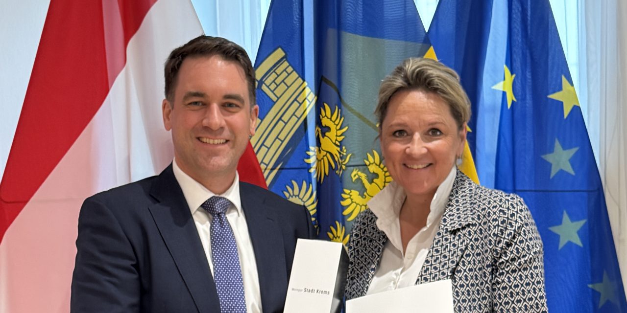 Frau Landesrat Mag. Susanne Rosenkranz gratuliert MMag. Robert Lagler zu seiner Bestellung als neuer Geschäftsführer der MAG Menschen und Arbeit GmbH.
