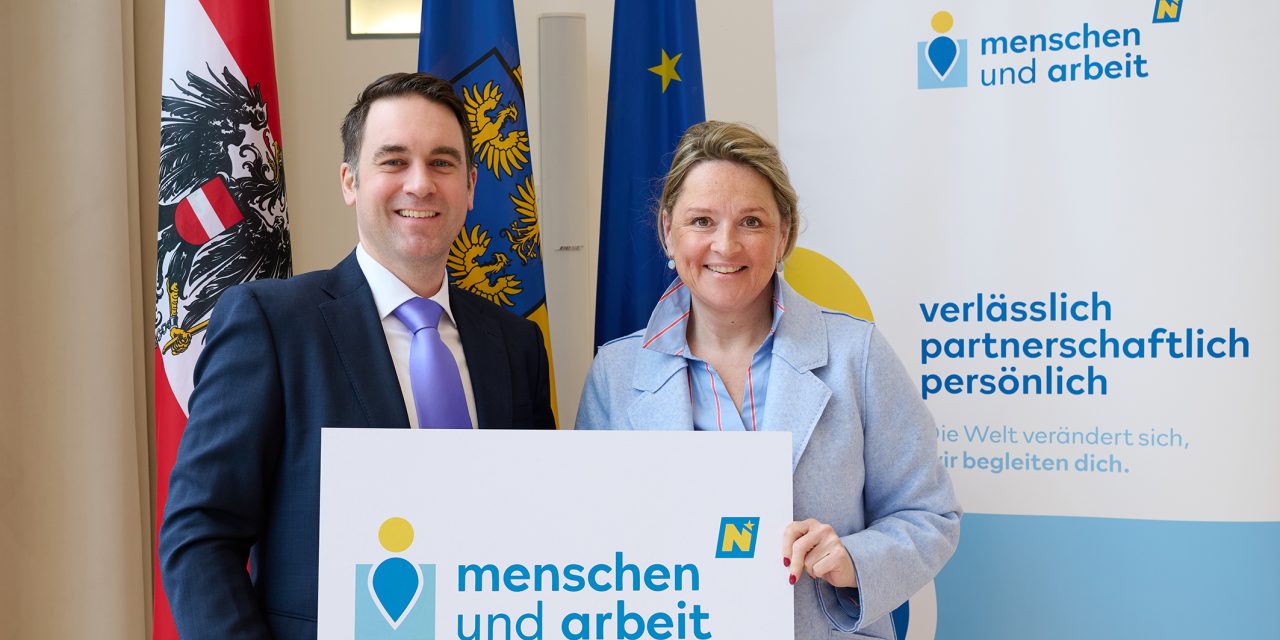 Herr und Dame mit Schild