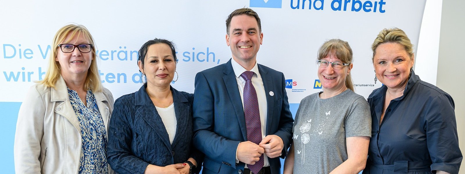 Gruppenfoto vor Schild