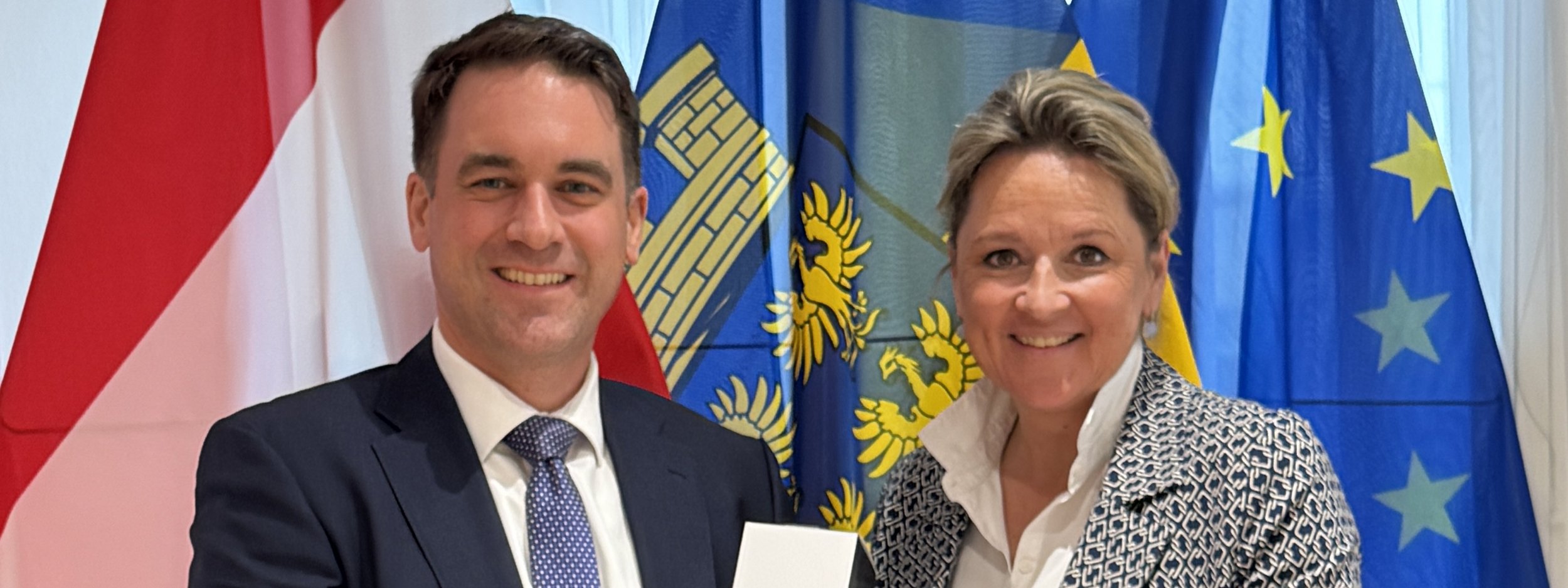 Frau Landesrat Mag. Susanne Rosenkranz gratuliert MMag. Robert Lagler zu seiner Bestellung als neuer Geschäftsführer der MAG Menschen und Arbeit GmbH.