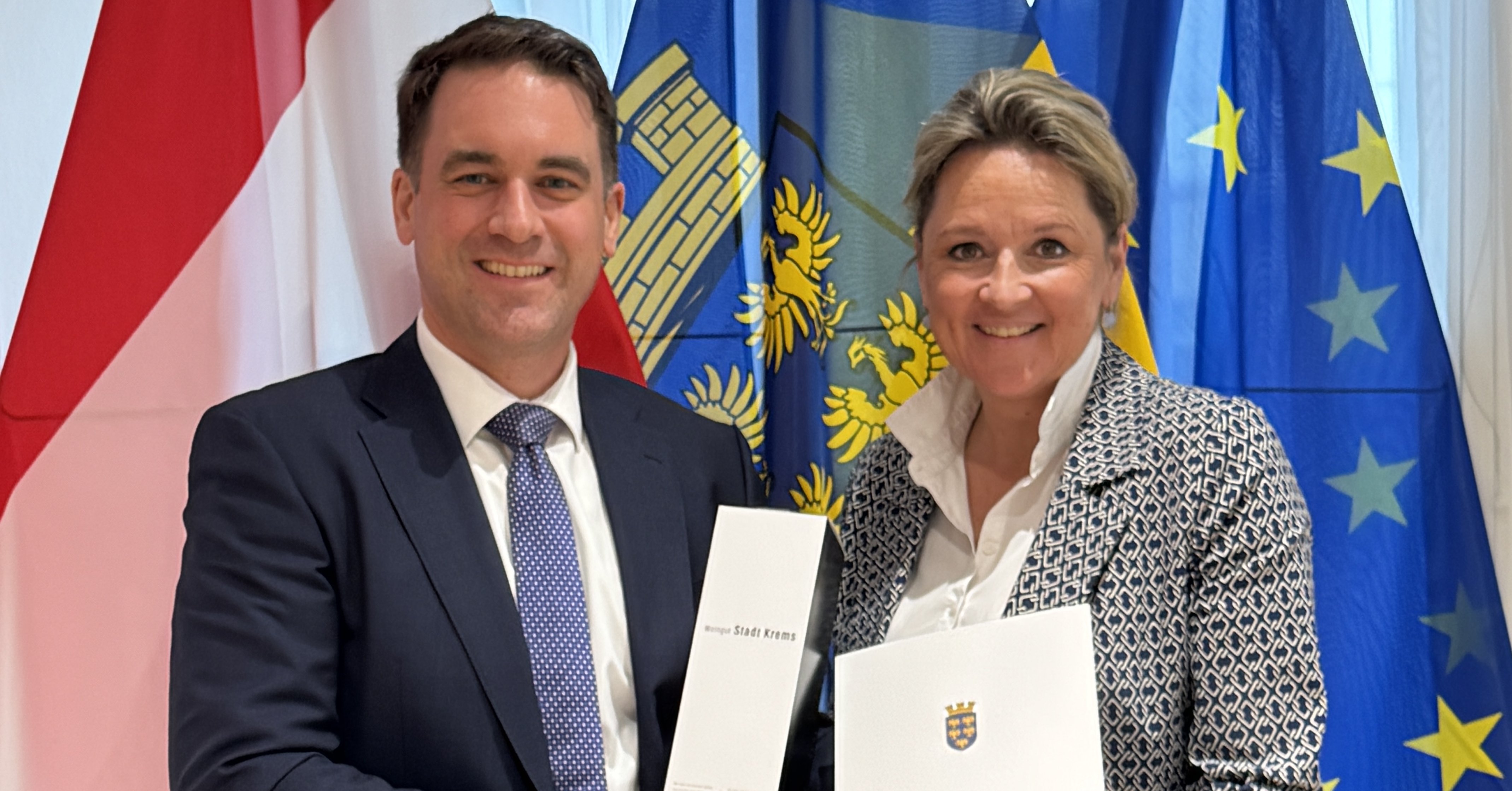 Frau Landesrat Mag. Susanne Rosenkranz gratuliert MMag. Robert Lagler zu seiner Bestellung als neuer Geschäftsführer der MAG Menschen und Arbeit GmbH.