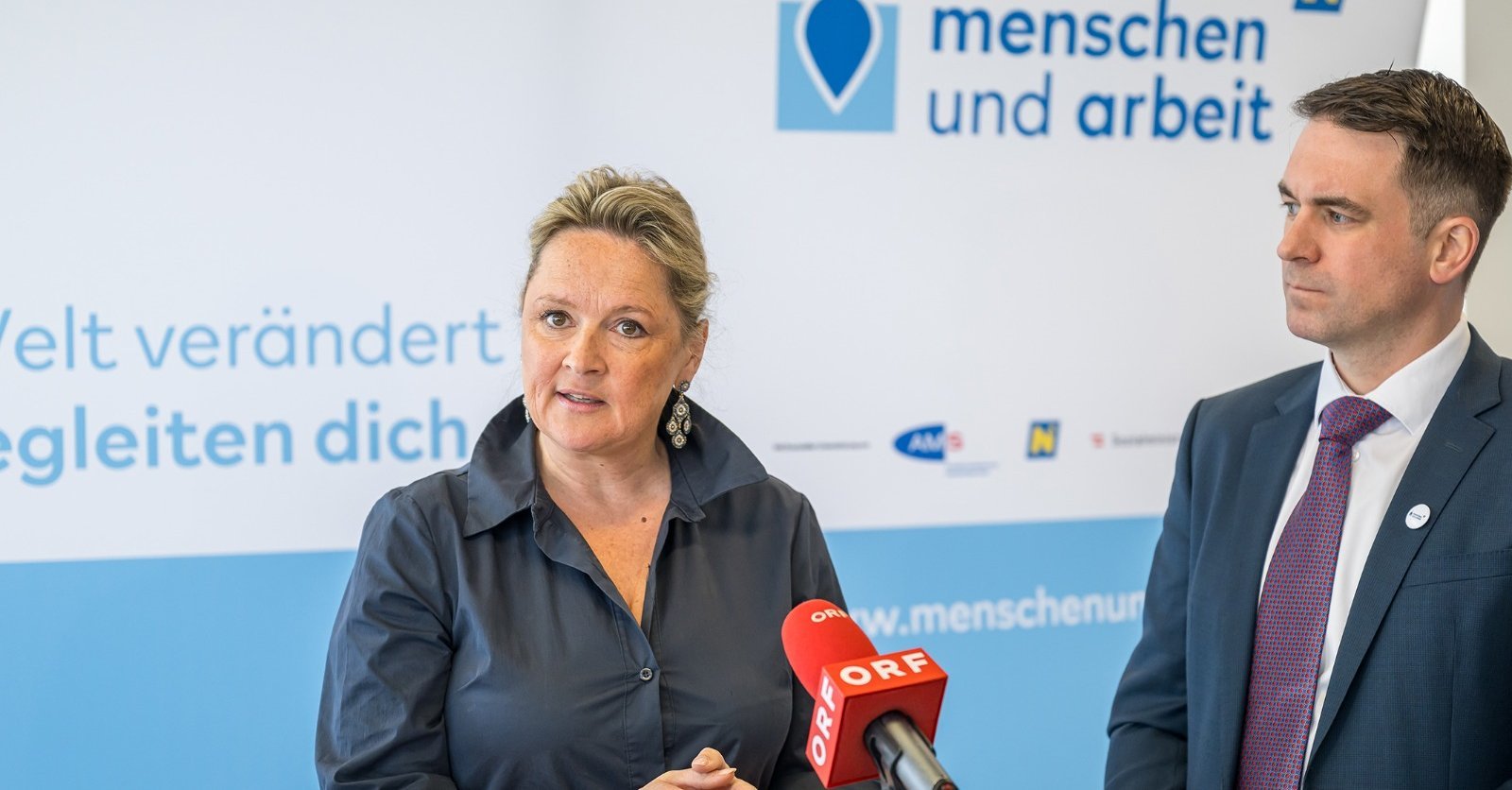 Dame und Herr am Mikrofon