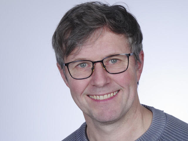 Herr mit Brille