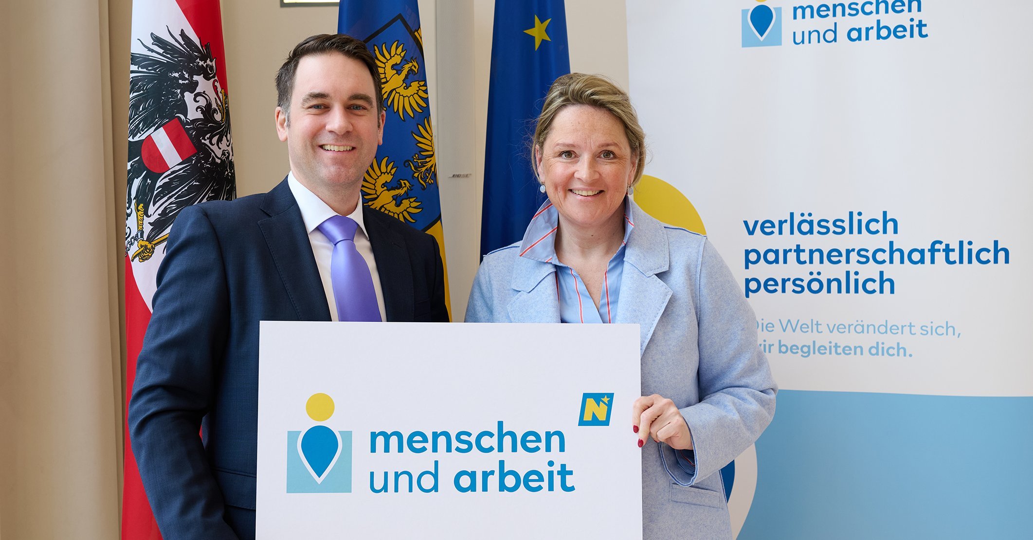 Herr und Dame mit Schild