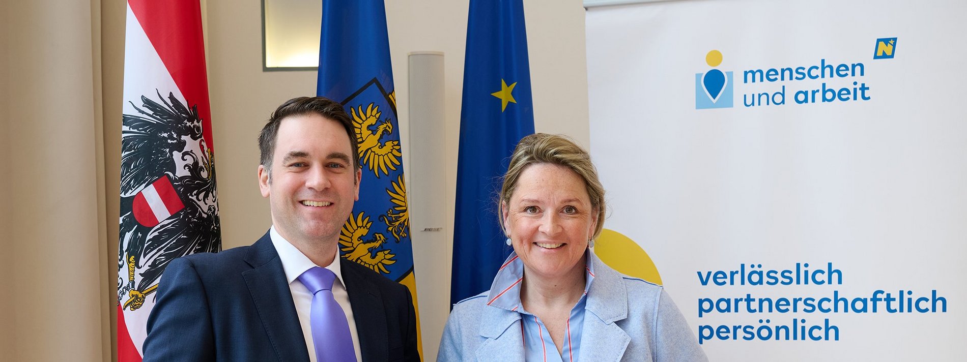 Herr und Dame mit Schild